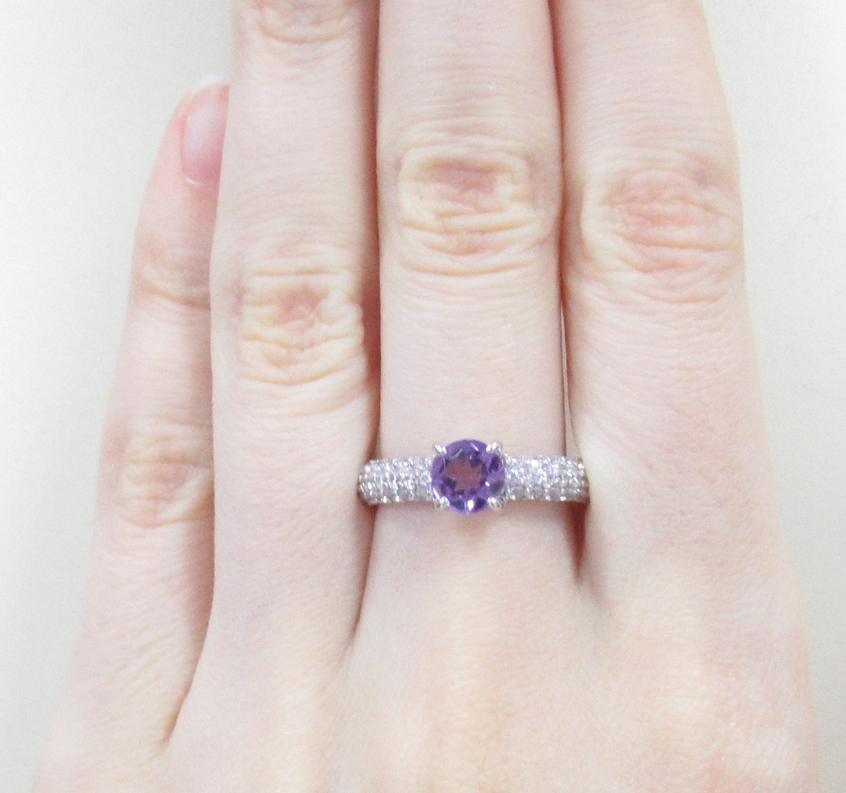Серебряное кольцо 925 пробы; вставки 1 Аметист; 44 Фианит бесцв.;